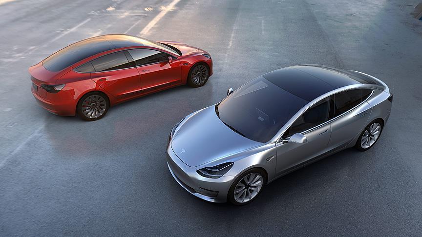 Tesla nın S modeli alev aldı!